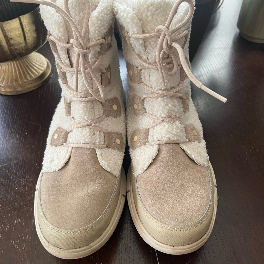 Sorel Women's Ankle Boots in Cream and Tan- Sz 11